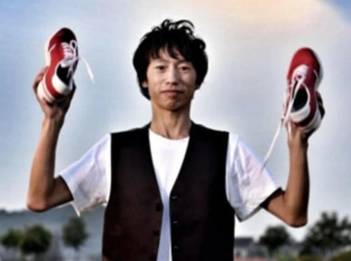 原创我的滑板鞋原唱庞麦郎为何家徒四壁住砖房瘦50斤还打父母