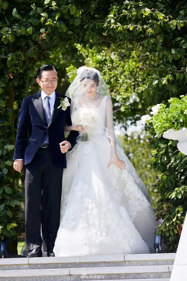 张若昀唐艺昕梦幻婚礼登个热搜第一咋这么难?