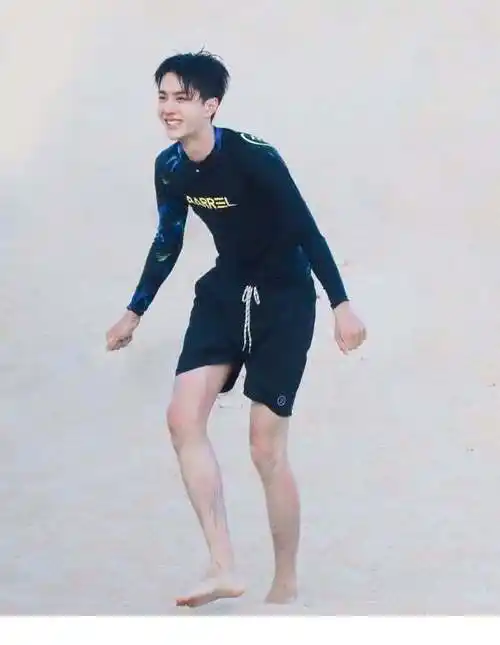 罗云熙腿细到上热搜,王一博仅55公斤,肖战腰太惊人_图片_来源_微博