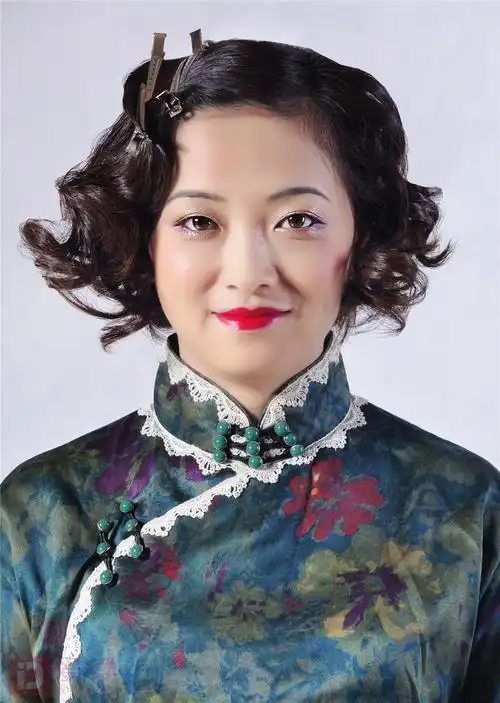 2:用22mm的卷发棒将头发进行烫卷处理,卷的方向需朝下.