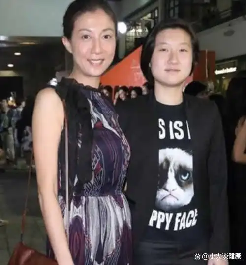 成龙女儿吴卓林:父亲拒认,母亲虐待,现实版"被嫌弃的一生"