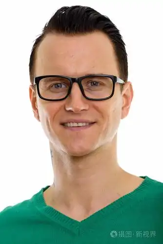 脸上的微笑着戴眼镜的年轻快乐的人