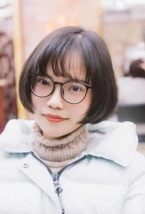 戴眼镜的女生短发发型 修剪适合自己的短发造型
