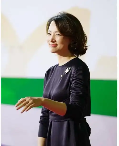 董卿最想删的照片,儒雅端庄气质全无,抽烟烫头艳装似中年贵妇?