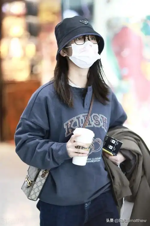 街拍沈月戴渔夫帽穿搭复古卫衣搭配牛仔裤时尚惬意