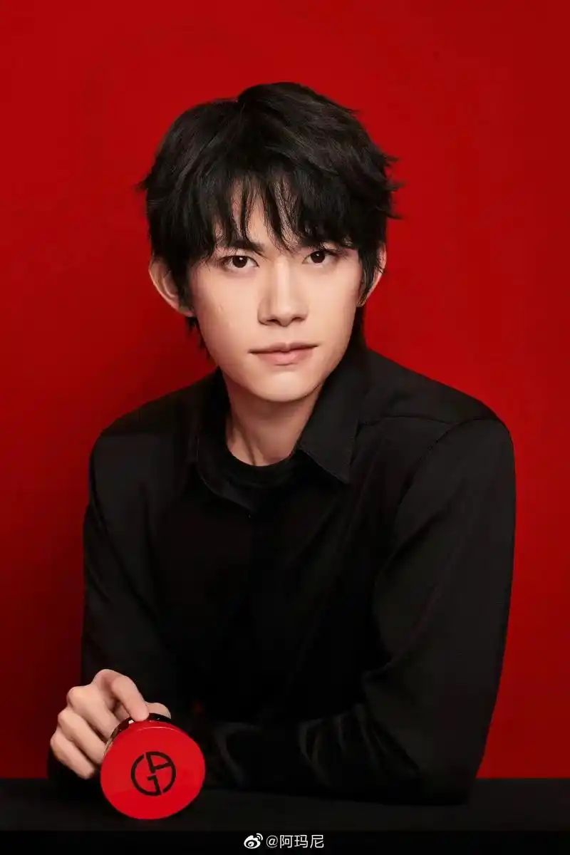 阿玛尼全球代言人 #易烊千玺 #阿玛尼圣诞限量红管405g - 抖音