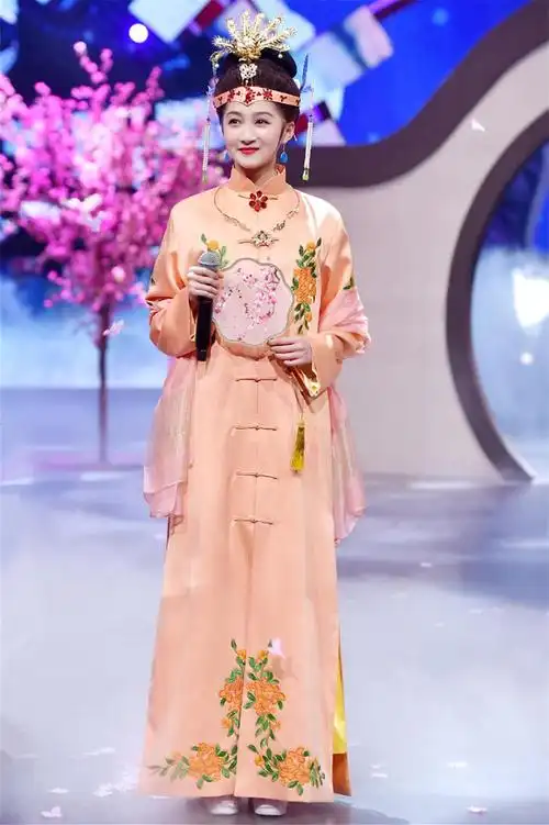 关晓彤《王牌》造型太经典!穿红裙妩媚黑裙性感,穿起古装更好看