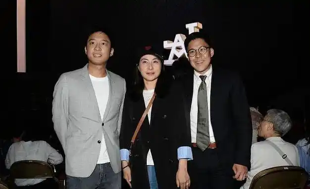 霍启山出席活动遇上美女跟美女说话弯腰表演美女撞章子怡