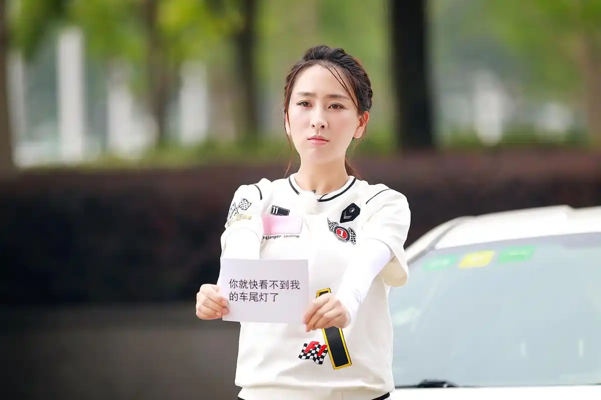 白百何"一指弹"风波刚过,她被疑似"一阳指",网友:颠覆三观