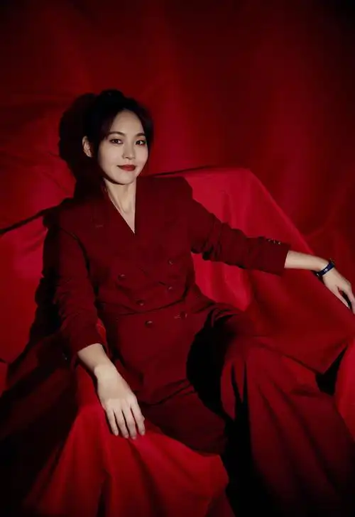 张佳宁身着深红色西装亮相春晚,深红色调喜庆吉祥又不失东方情愫