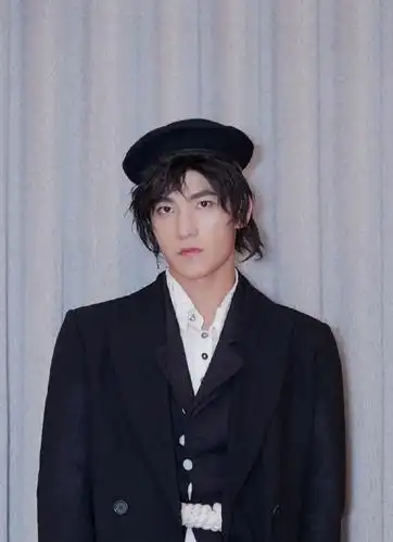 杨洋戴假发直呼好热贝雷帽配长西装似画家