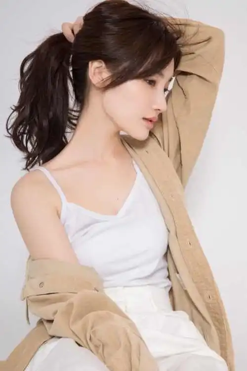 "最美校服女生"高晴仙系写真曝光,完美诠释甜美时尚风