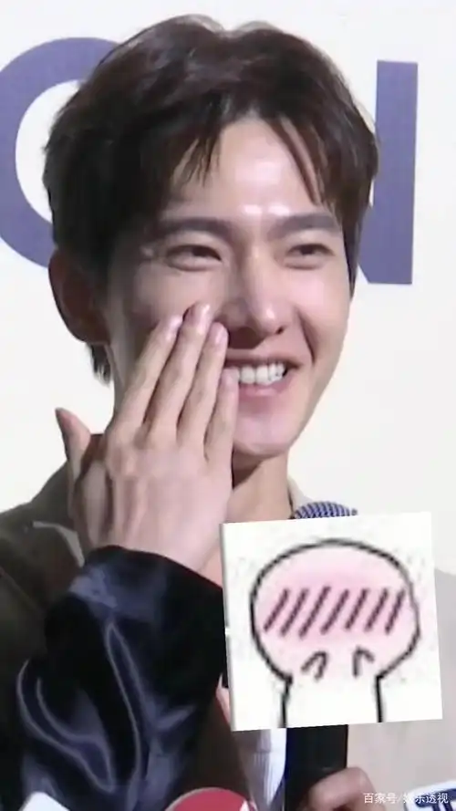杨洋捂住痘痘