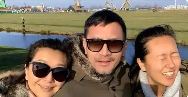 北京的网友们可是闲不住啊,纷纷晒出了在朝阳大悦城偶遇江珊现任老公