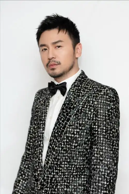 回顾雷佳音:因初恋女友15岁辍学,与大学同学结婚,育有一女太幸福