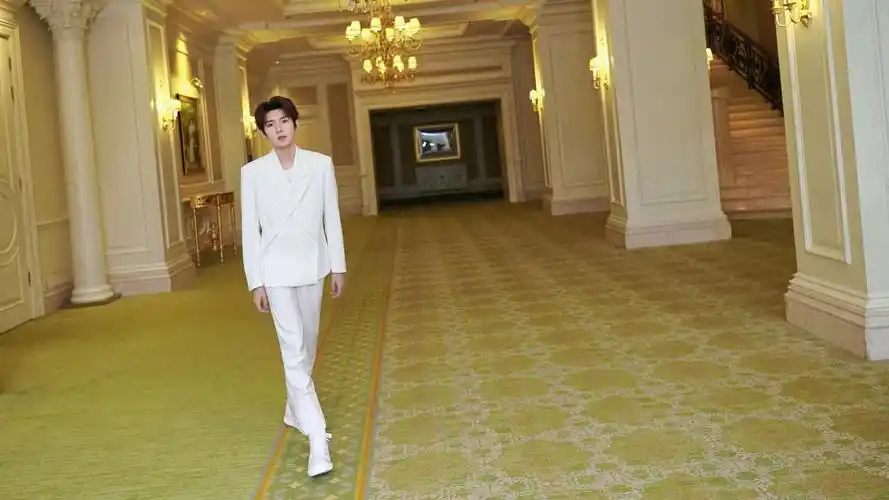 王源一身白色西装亮相品牌活动温文尔雅略有绅士风范