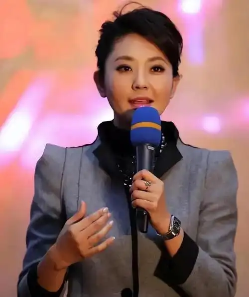 央视主持人方琼15岁丧父29岁嫁大8岁副台长如今成人生赢家