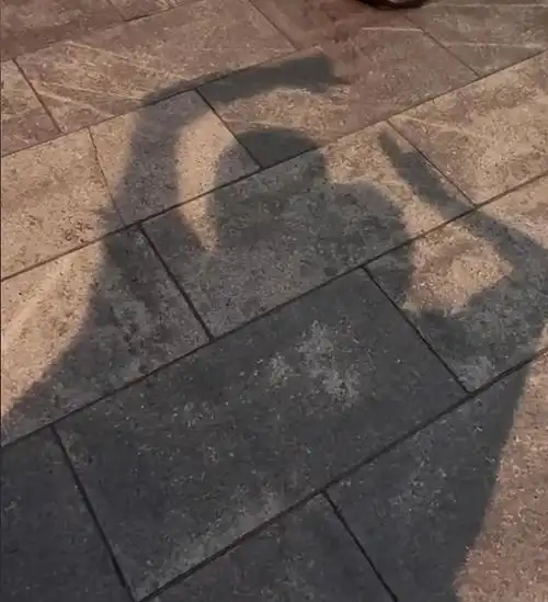 特步丁佳敏和周公子压马路比心甜蜜秀爱网友在线起广告词