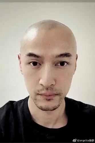 请问大家怎么看待胡歌近期的自拍照?