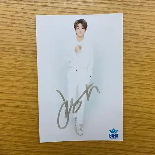 网易娱乐有礼#小易2022春节福利第十四弹→【黄明昊签名照片】关注