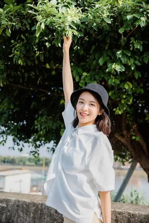 女生拍摄户外人像照,这7个姿势学起来,拍照显自然显好看