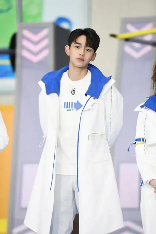 黄旭熙被传与多位女粉恋爱劈腿曾吐槽跑男兄弟团