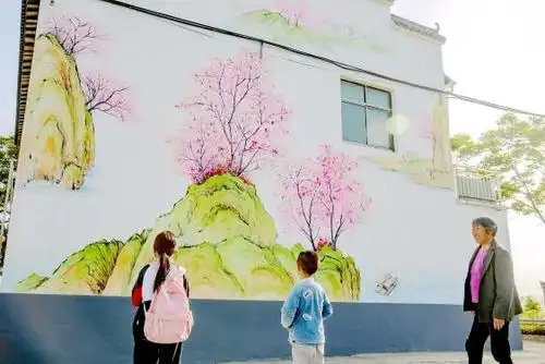 湖北省十堰市郧阳区杨溪铺镇,发动当地民间画家在民宅外墙画山水画,让