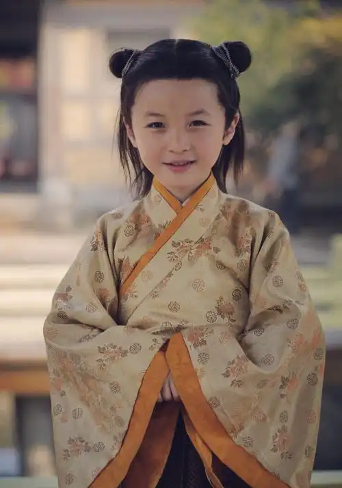 石悦安鑫首次担纲主演,主演都市家庭剧《淘气爷孙》;同年,他还在古装