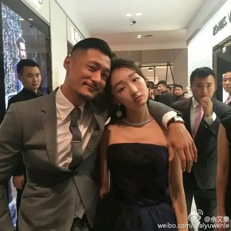 余文乐紧搂周冬雨入怀! 一句「好久不见」粉丝全疯了