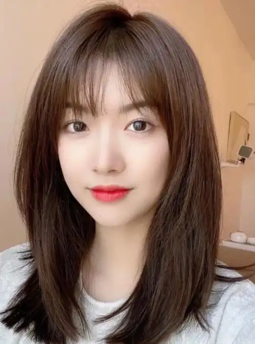 四六分的披肩锁骨烫直发发型,发尾修剪打理出一定的层次感,自然披散