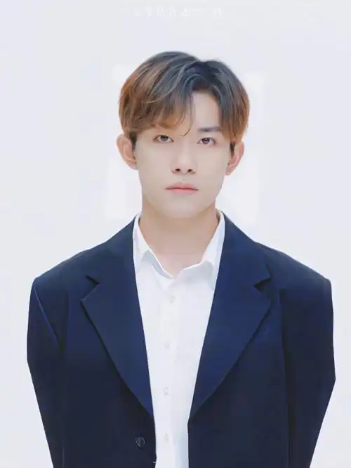 易烊千玺新增证件照