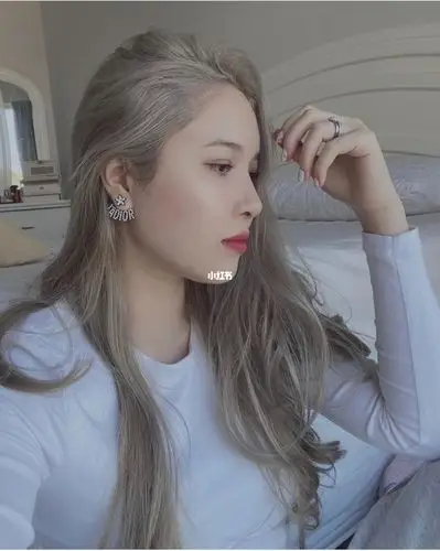 2021高级浅色系#亚麻灰金色_发型_发色_亚麻灰_烫发_中长发_佳宝怎么