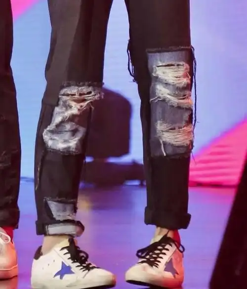 发现易烊千玺站姿小秘密 崴脚站的小脚好可爱