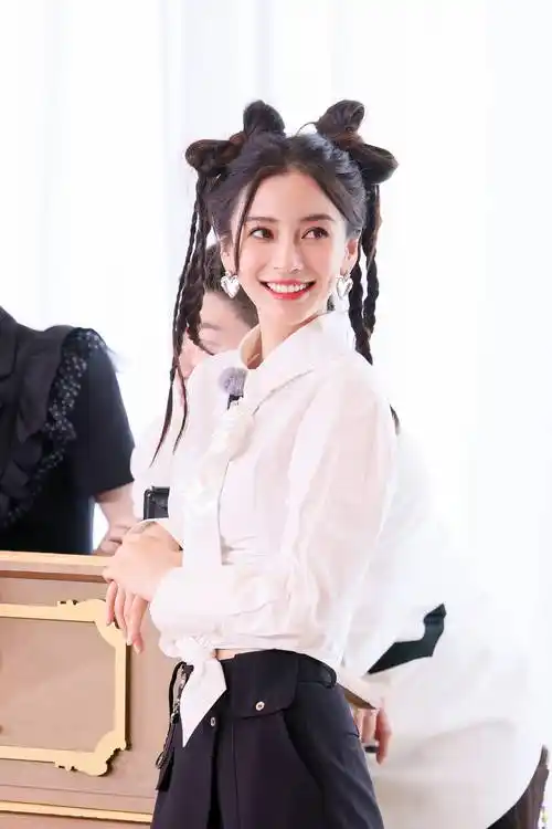 搜狐娱乐讯 5月27日,杨颖工作室在社交平台分享了一组杨颖的清爽少女