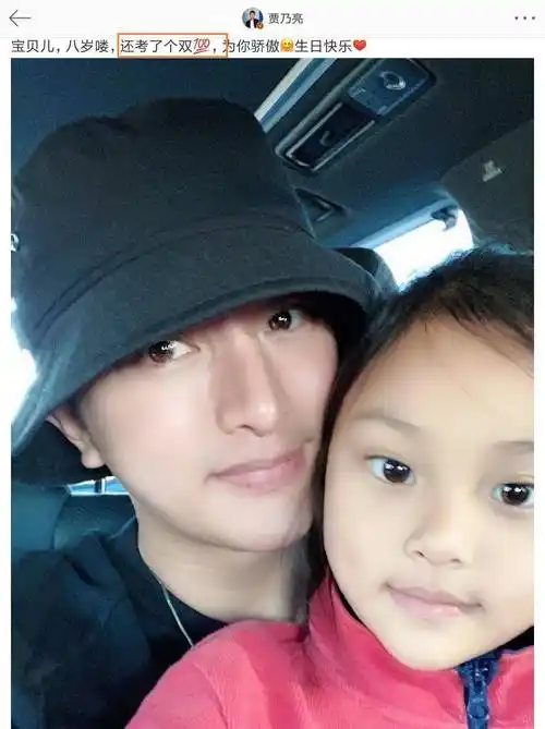 李小璐被拍似与一嘻哈歌手外出看电影,现在神秘男子松口回应了_贾乃亮