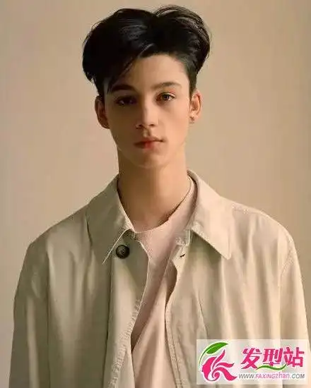 男生侧分长发斜刘海 偏分设计更显帅气