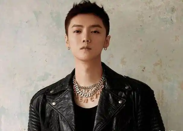 鹿晗被爆拥有军人血统,父亲是一名退役军官,与关晓彤门当户对_父母