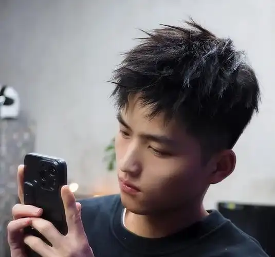 男生头型图片短发(盘点2022男生热门发型)(1)