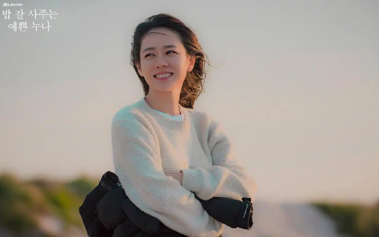 孙艺珍《经常请吃饭的漂亮姐姐》剧照壁纸