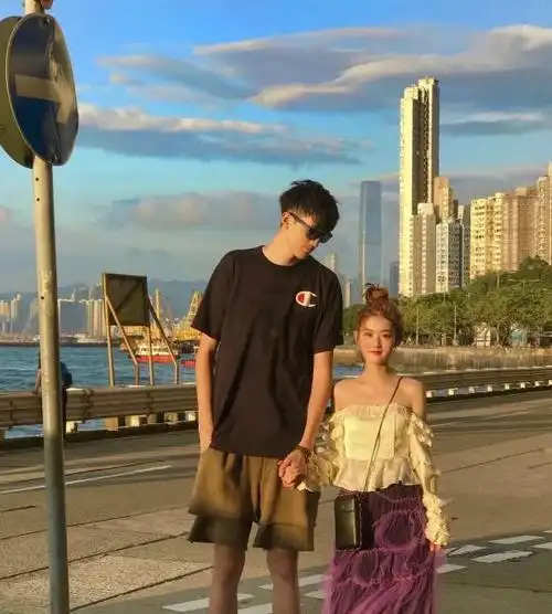 最萌身高差情侣火了男生身高208厘米女友犹如小矮人