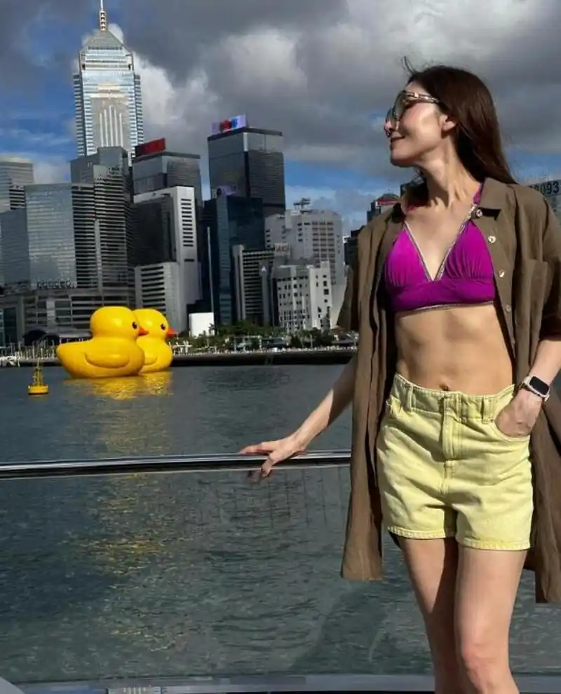 53岁李嘉欣穿比基尼泳装出海,大晒结实腹肌!