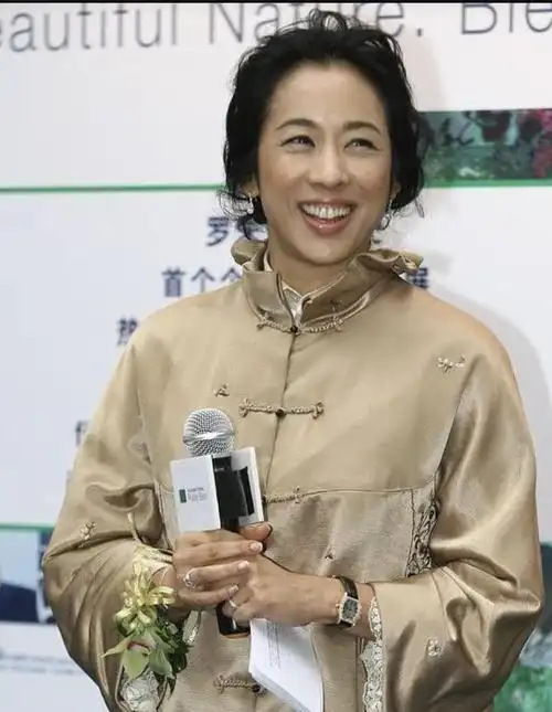 63岁朱玲玲风韵犹存,一袭裸色连衣裙华丽高级,端庄稳重有格调