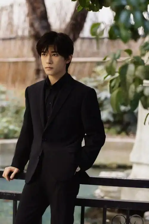 易烊千玺黑西装写真