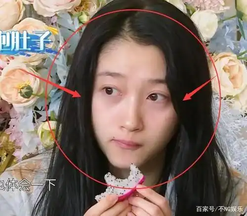 关晓彤"素颜照"被疯传,黑眼圈7级滤镜遮不住,确定才23岁?