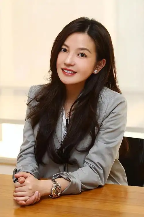 "据统计赵薇名下一共4个酒庄,谢霆锋还特意去参观过赵薇的酒庄.