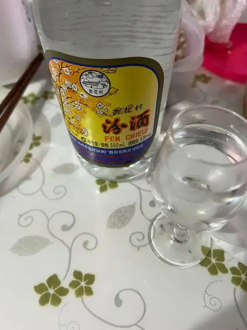 一个人喝酒,一个人看电影,一个人逛公园…孤独的一个人