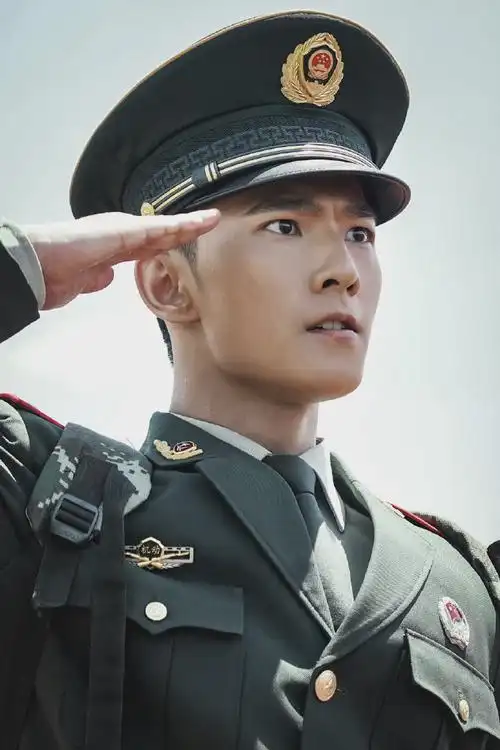 杨洋请把军装焊身上