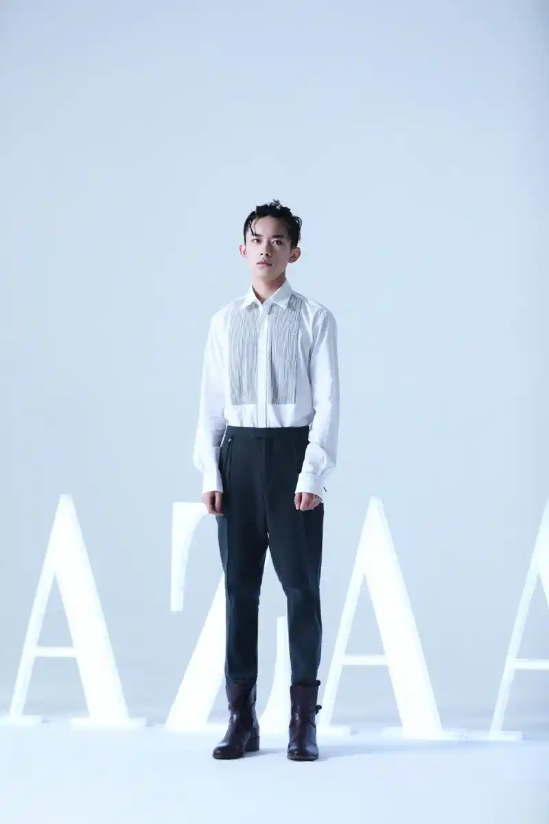 tfboys易烊千玺别致复古红西装帅气图片