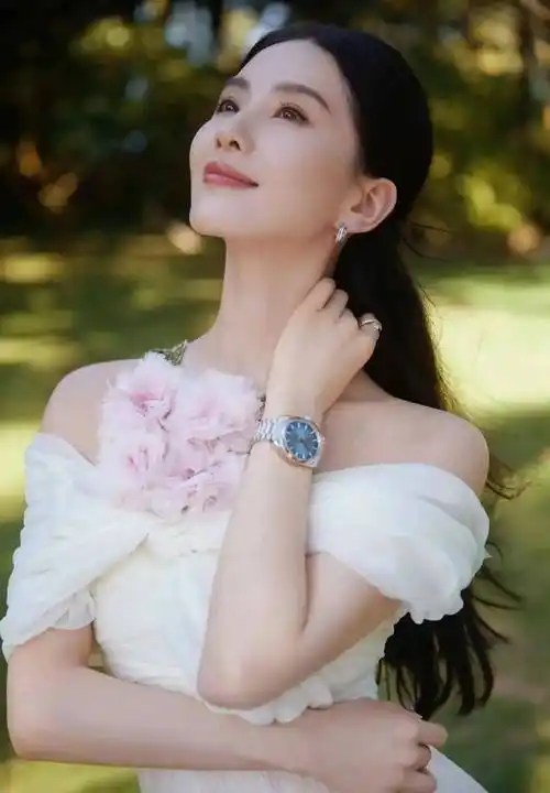 刘诗诗穿花朵露肩白裙仙气飘飘,薄纱飞舞温柔绝美,气质非凡