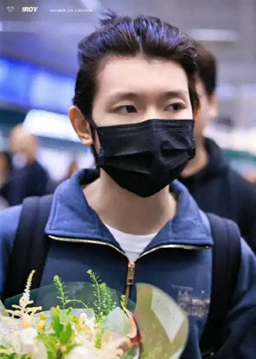 王源抵达米兰机场梳大背头扎小揪揪松弛感十足